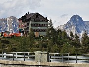 55 Zoom sul Rif. Laghi Gemelli (1968 m) dove fervono lavori in corso